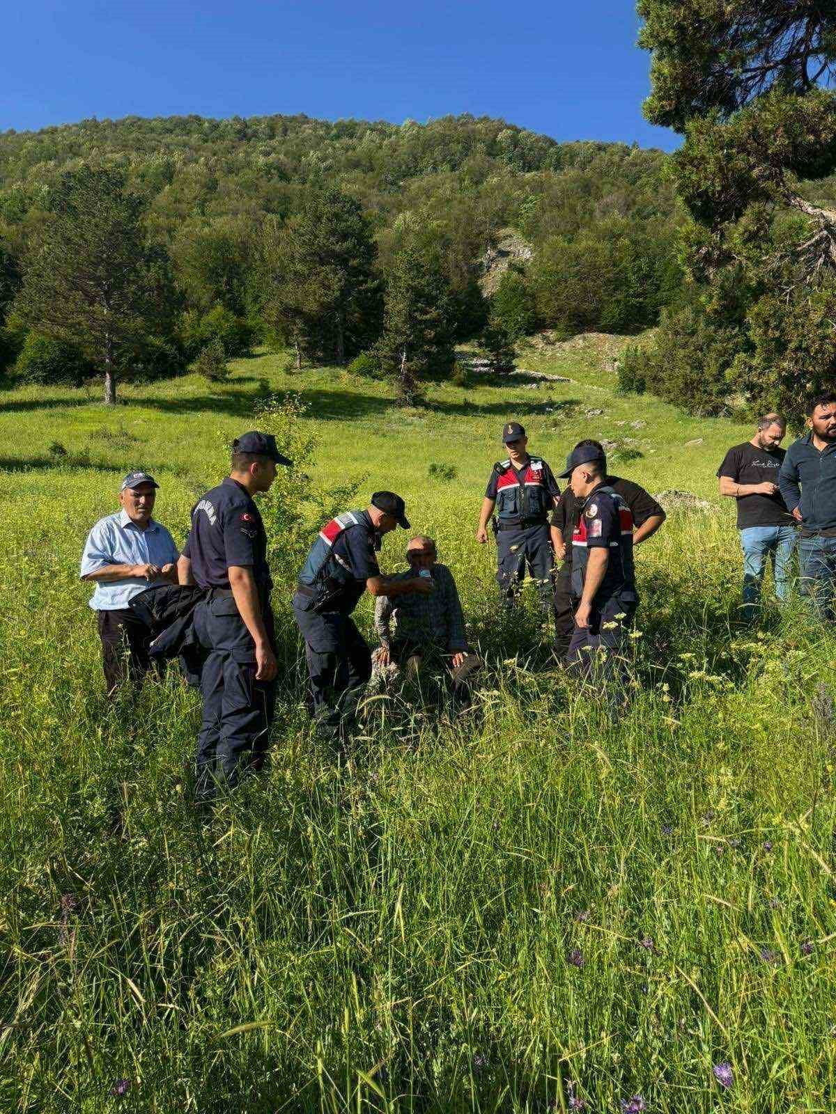 GEDİZ'DE KAYIP YAŞLI ADAM JANDARMANIN TİTİZ ÇALIŞMASIYLA SAĞ OLARAK BULUNDU