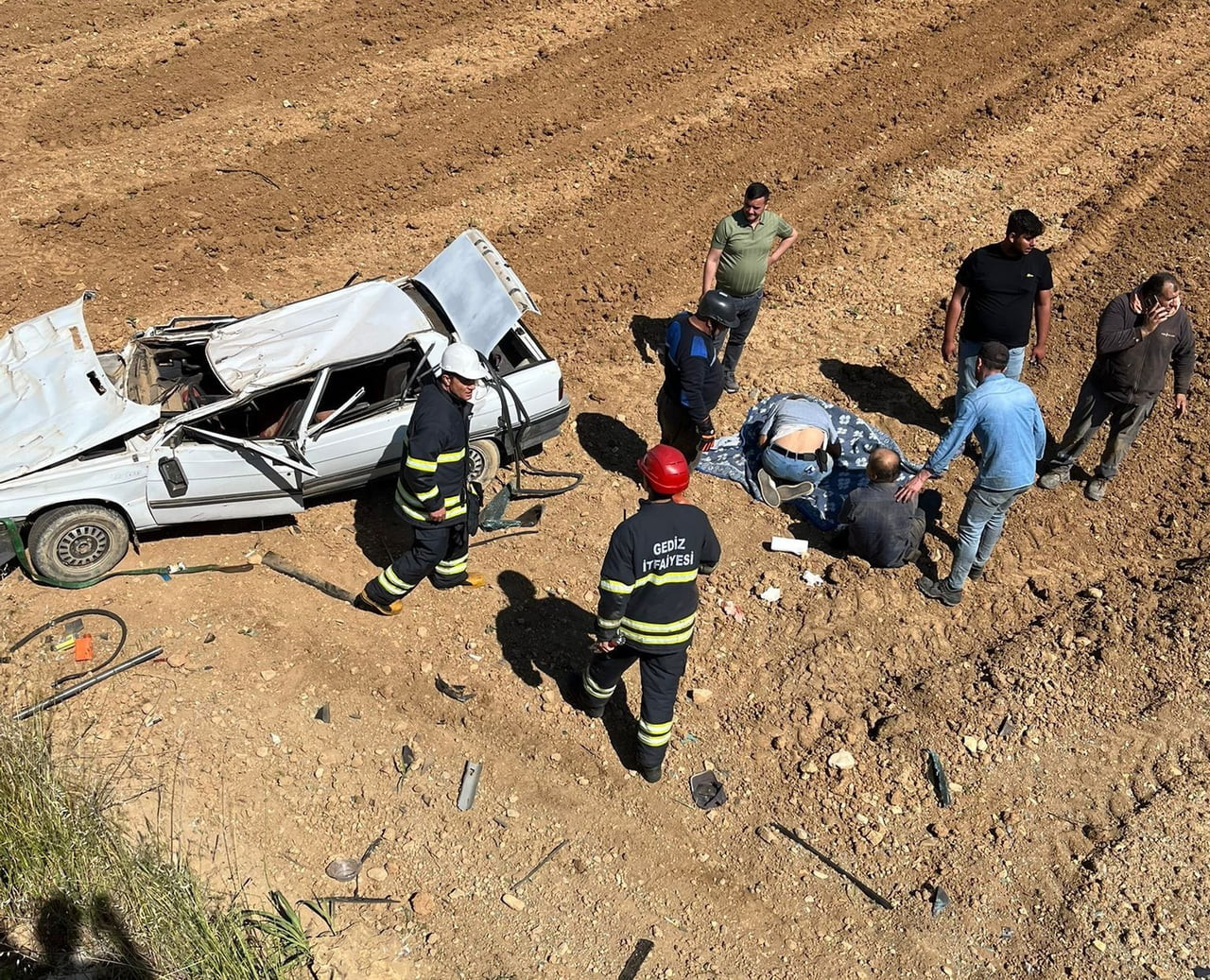 GEDİZ’DE OTOMOBİL TARLAYA UÇTU, 2 YARALI