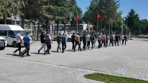 Gediz’de uyuşturucu kullanıcılarına yönelik operasyonda gözaltına alınan 28 şüpheli adliyeye sevk...