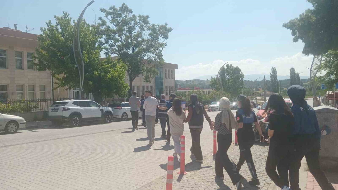 GEDİZ’DE UYUŞTURUCU KULLANICILARINA YÖNELİK OPERASYONDA GÖZALTINA ALINAN 28 ŞÜPHELİ ADLİYEYE SEVK...