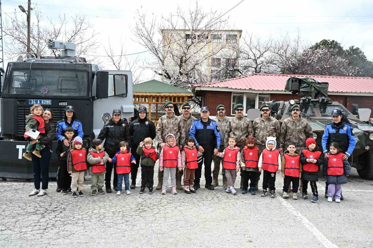 GELECEĞİN TEMİNATI ÇOCUKLAR POLİSLİK MESLEĞİNİ TANIDI