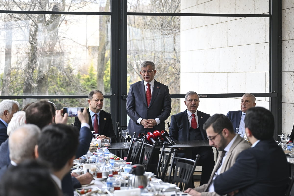  Gelecek Partisi Genel Başkanı Ahmet Davutoğlu, Meclis'te parlamento muhabirleriyle bir araya...