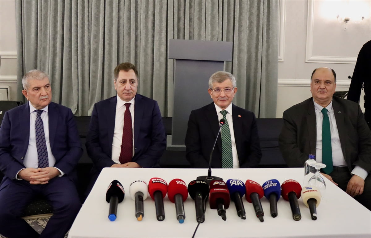 Gelecek Partisi Genel Başkanı Ahmet Davutoğlu (sağ 2), Bursa'da bir davet salonunda düzenlenen...