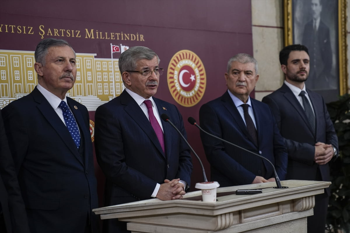 Gelecek Partisi Genel Başkanı Ahmet Davutoğlu (sol 2), Meclis'te düzenlediği basın toplantısında...