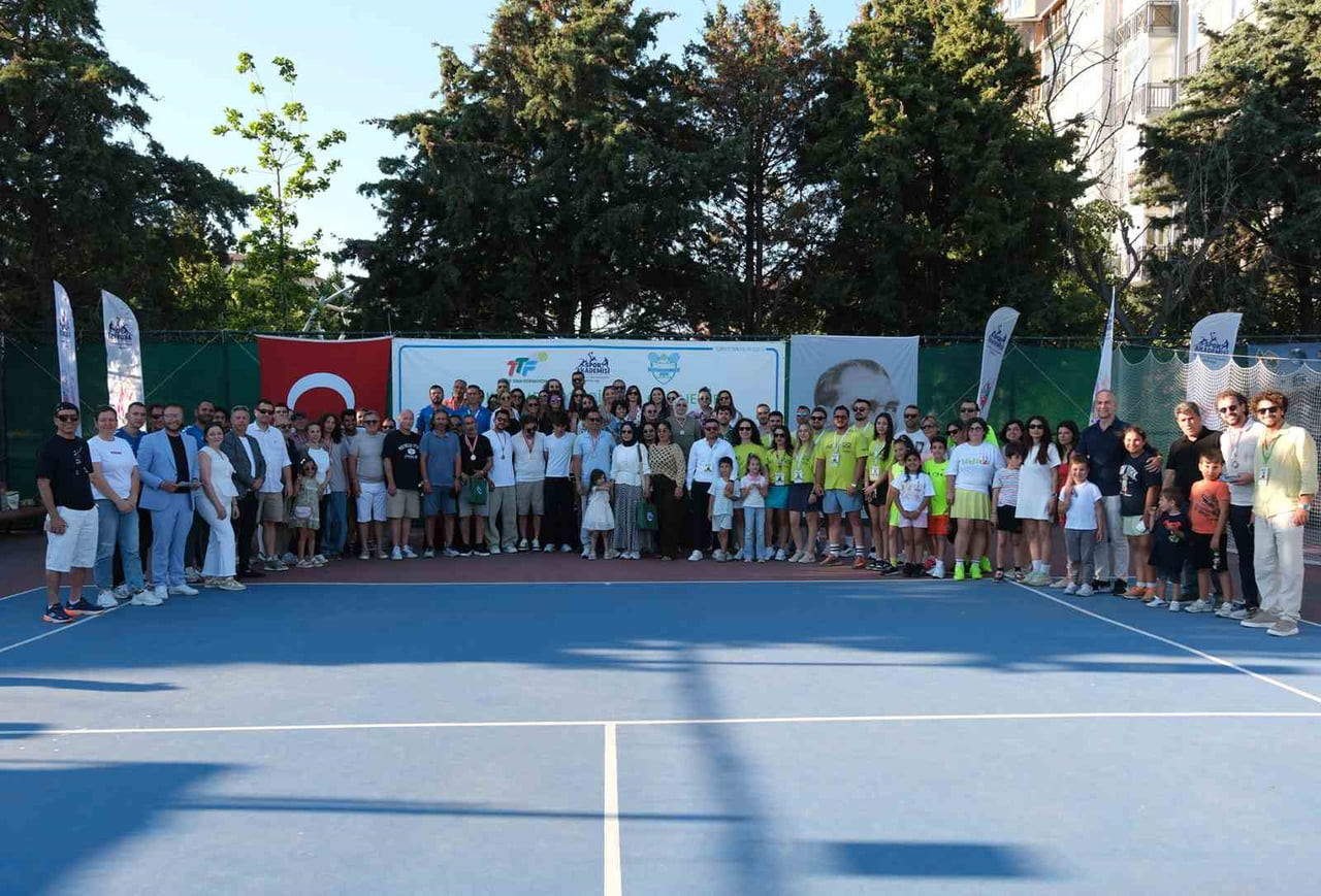 GELENEKSEL BÜYÜKÇEKMECE AÇIK TENİS TURNUVASI'NDA ÖDÜLLER SAHİPLERİNİ BULDU. 270 TENİS SPORCUSUNUN...