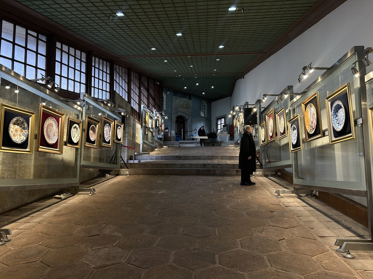 Geleneksel çini motiflerini modern renklerle yorumlayan çini sanatçısı Songül Acer'in ilk kişisel...