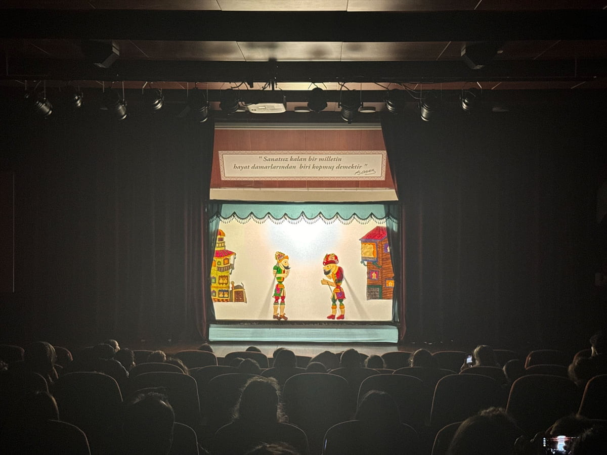 Geleneksel Türk gölge oyunu sanatının usta isimleri, el emeği göz nuruyla hazırladıkları...