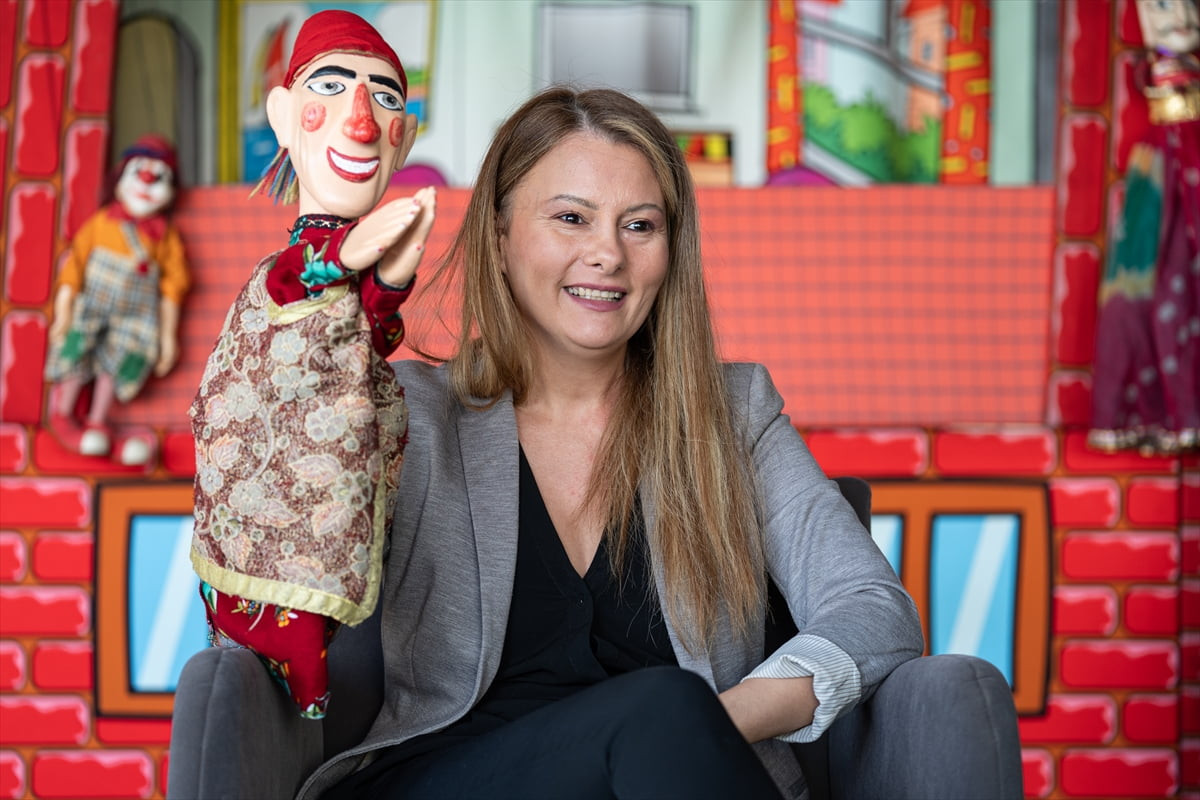 Geleneksel Türk tiyatrosunun köklü yapısı içerisinde yetişen ve ailenin 5. kuşak kukla sanatçısı...