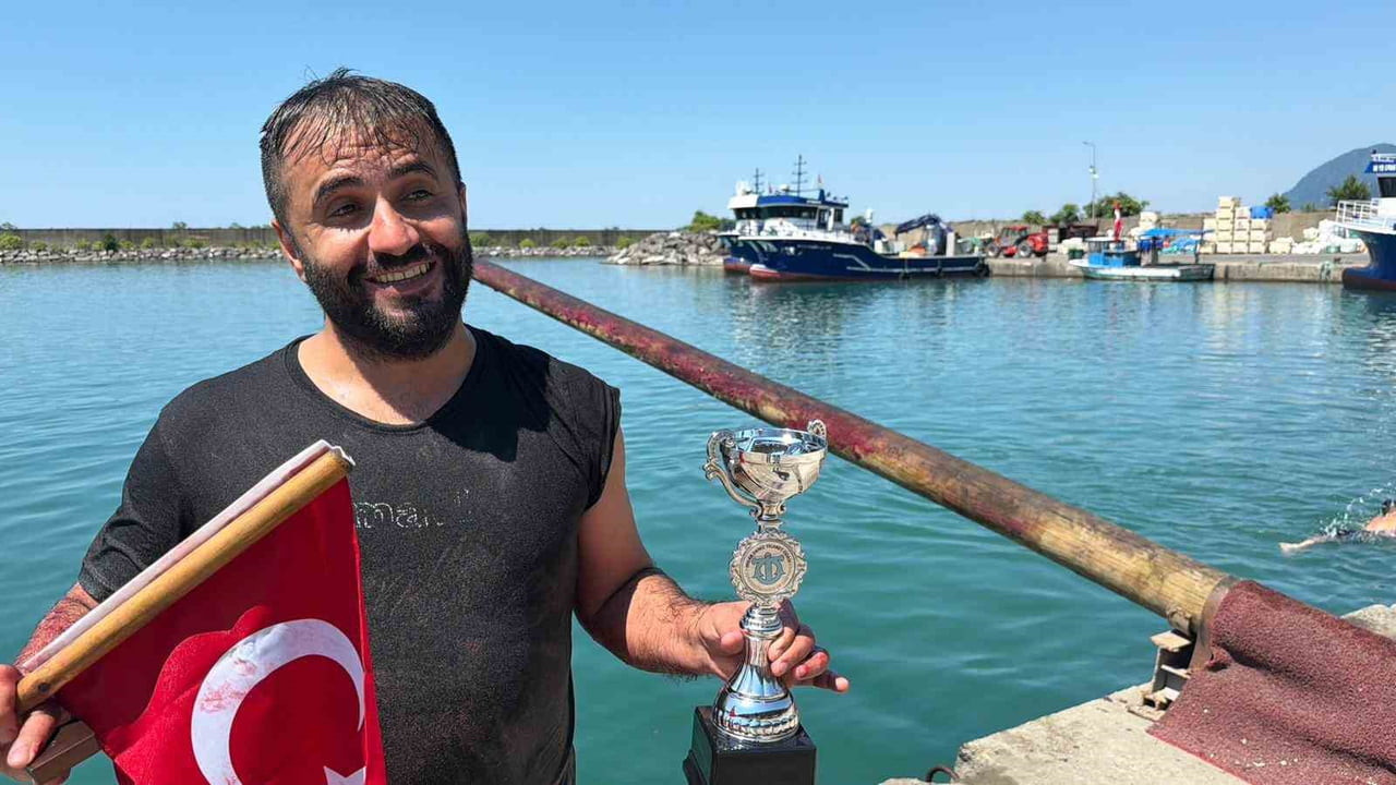 GELENEKSEL YAĞLI DİREK YARIŞMASINI ÜST ÜSTE 18'İNCİ KEZ KAZANAN ŞABAN PEHLİVAN, BU YIL SON KEZ...