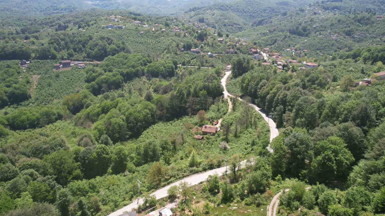 GELİK BELDESİNİ KAPLAYAN GENİŞ ORMAN DOKUSU VE KIRSAL ALANLAR HAVADAN GÖRÜNTÜLENDİ.
