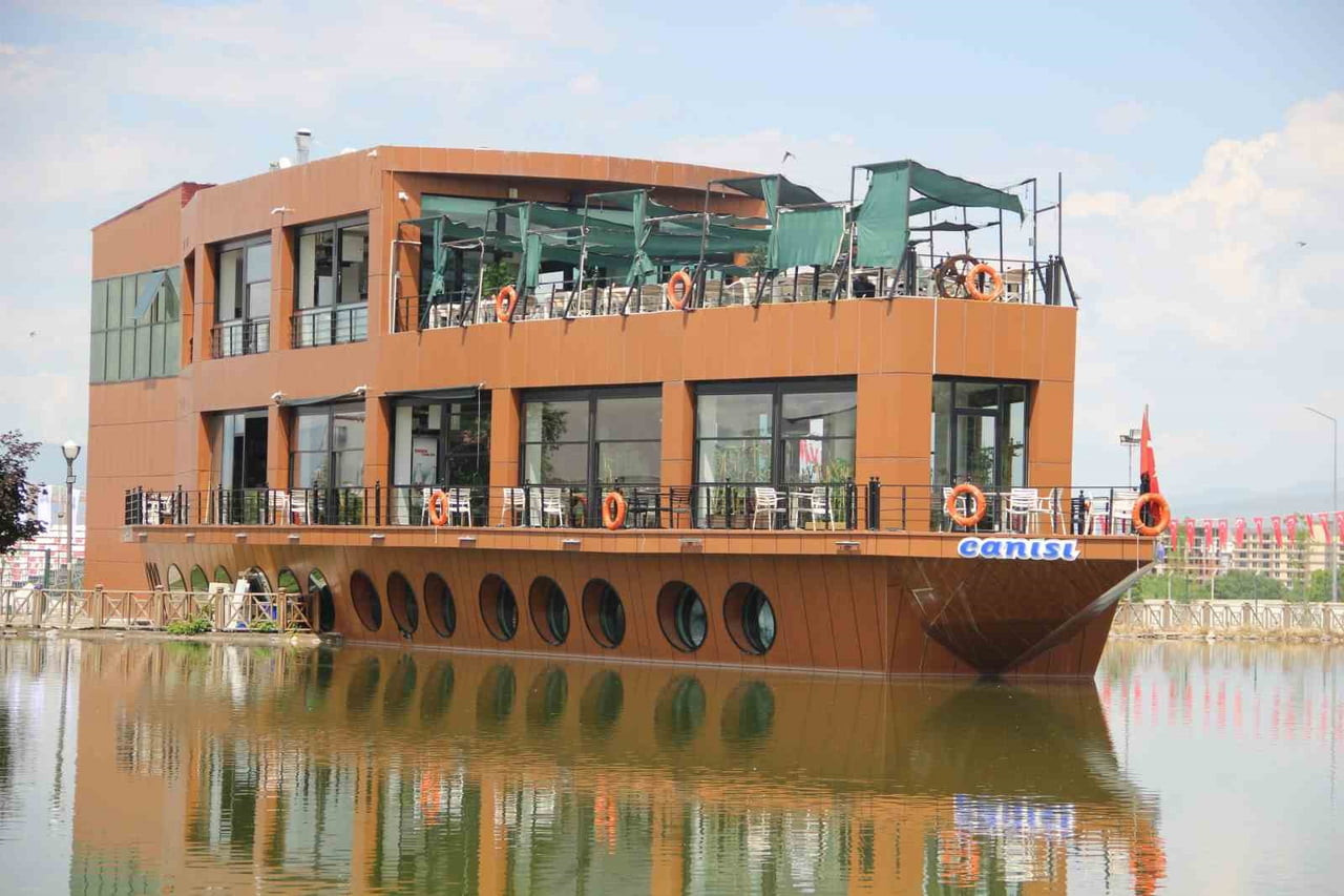 GEMİ KAFE, SIRA DIŞI KONSEPTİYLE YERLİ VE YABANCI TURİSTLERİN İLGİ ODAĞI OLMAYA DEVAM...