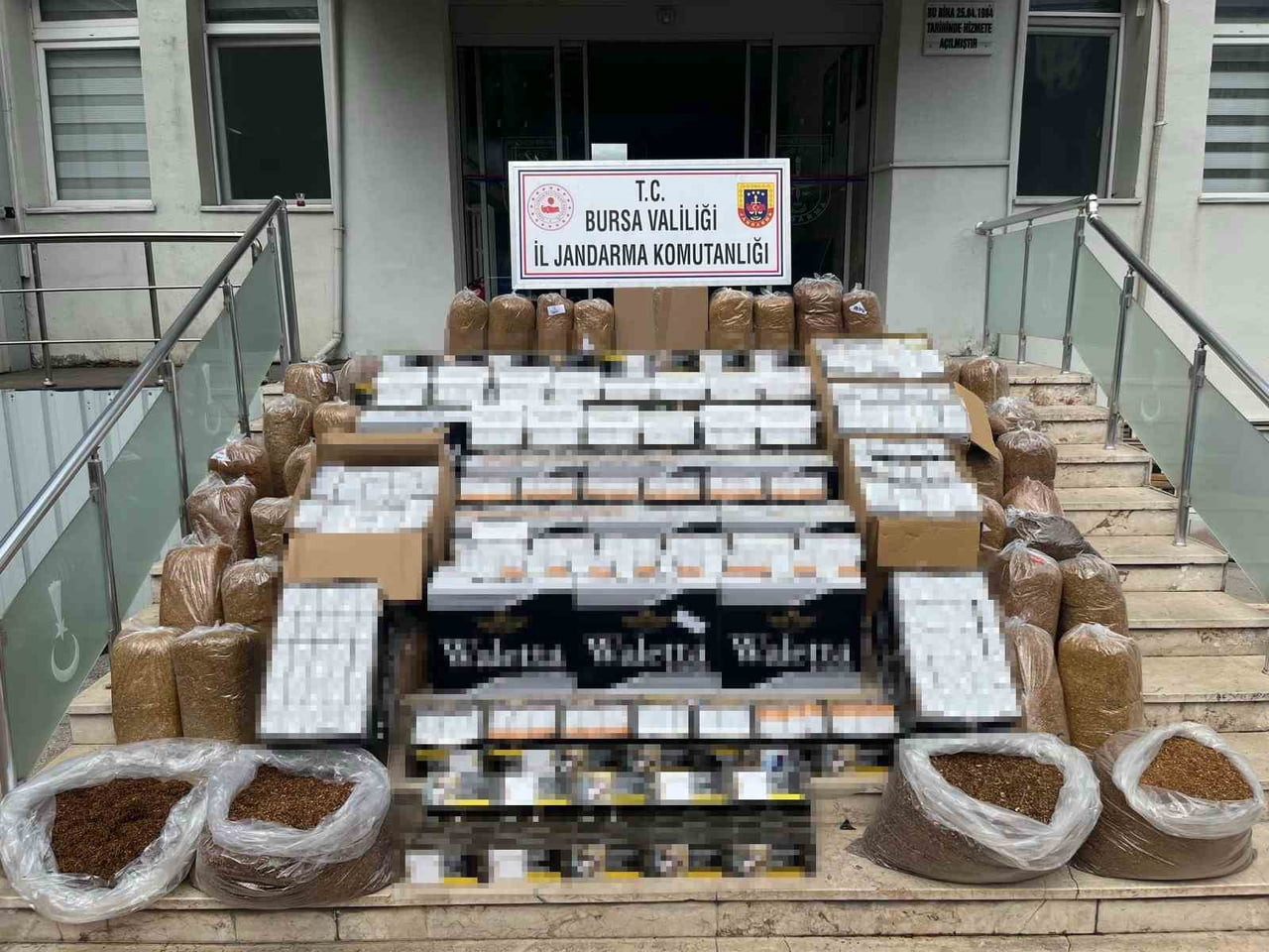 GEMLİK’TE KAÇAK TÜTÜN VE SİGARA TİCARETİNE YÖNELİK YÜRÜTÜLEN OPERASYON KAPSAMINDA 2 ŞÜPHELİ...