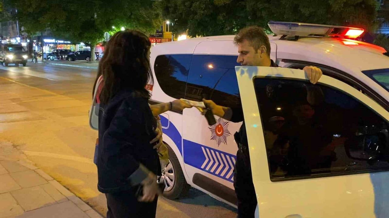 Genç Kızın Örnek Davranışı: Bankamatikte Unutulan Parayı Polise Teslim Etti