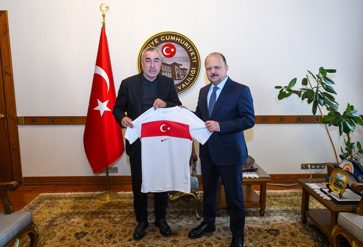 Genç Milli Takımlar Teknik Koordinatörü Samet Aybaba (solda), Kastamonu Valisi Meftun Dallı'yı...