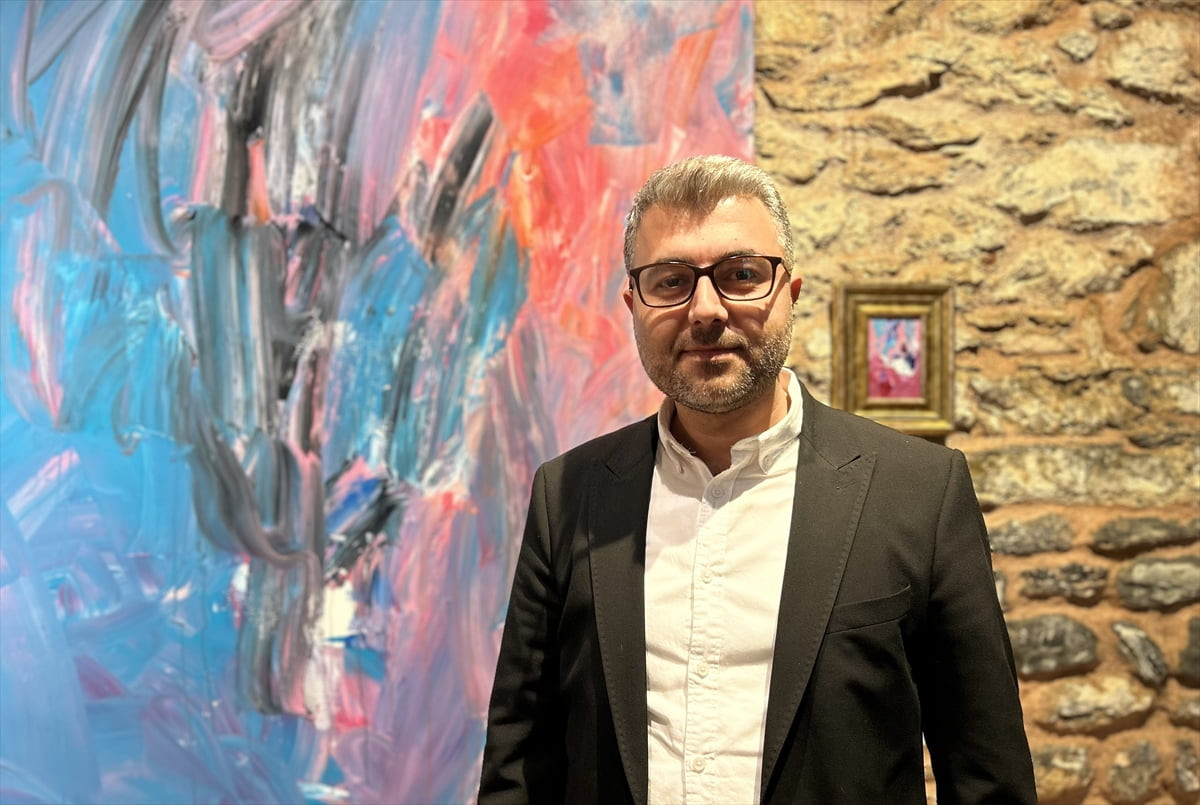 Genç sanatçıların üretimlerini bir araya getiren "Lalezar" sergisi, İstanbul Lale Müzesi'nde...