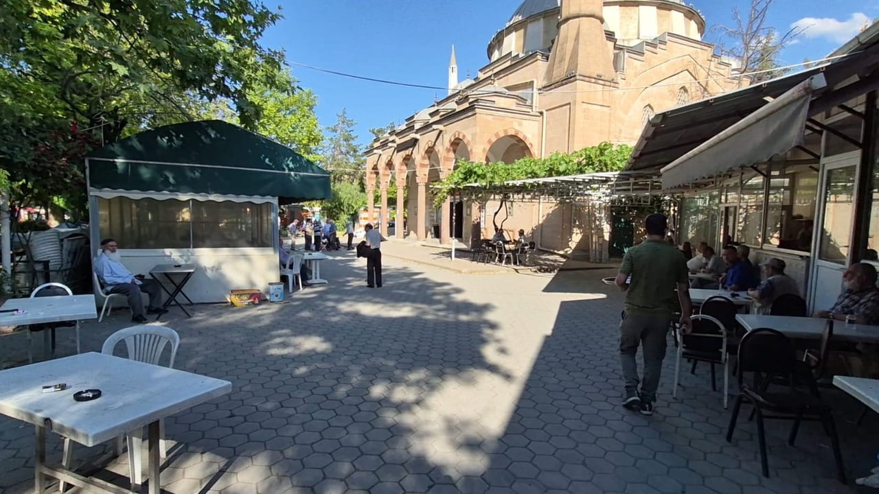 GENCİN 5 KİŞİYİ BIÇAKLADIĞI OLAYA TANIK OLAN 73 YAŞINDAKİ HÜSEYİN PARLAK, GENÇLERİN ÇOK FAZLA...