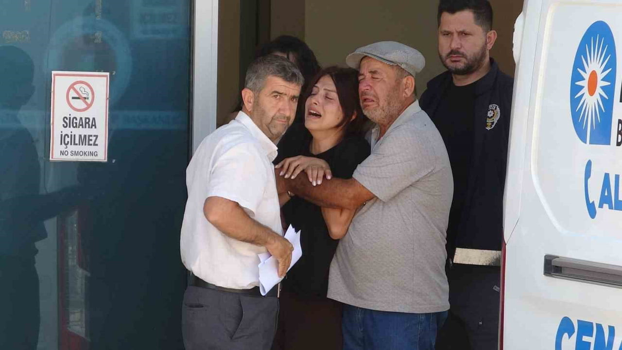GENCİN CENAZESİNİN TESLİMİ SIRASINDA ANNESİ VE EŞİ GÖZYAŞLARINA BOĞULDU.