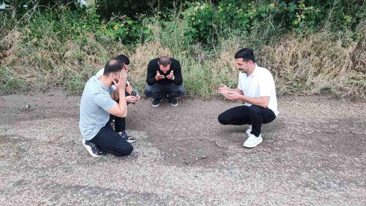 GENÇLER DAHA SONRA ÇUKUR BAŞINDA "ÖLDÜRÜN NE OLUR" ŞARKISINI DİNLEYİP, "ÖLDÜ" DEDİKLERİ BELEDİYE...