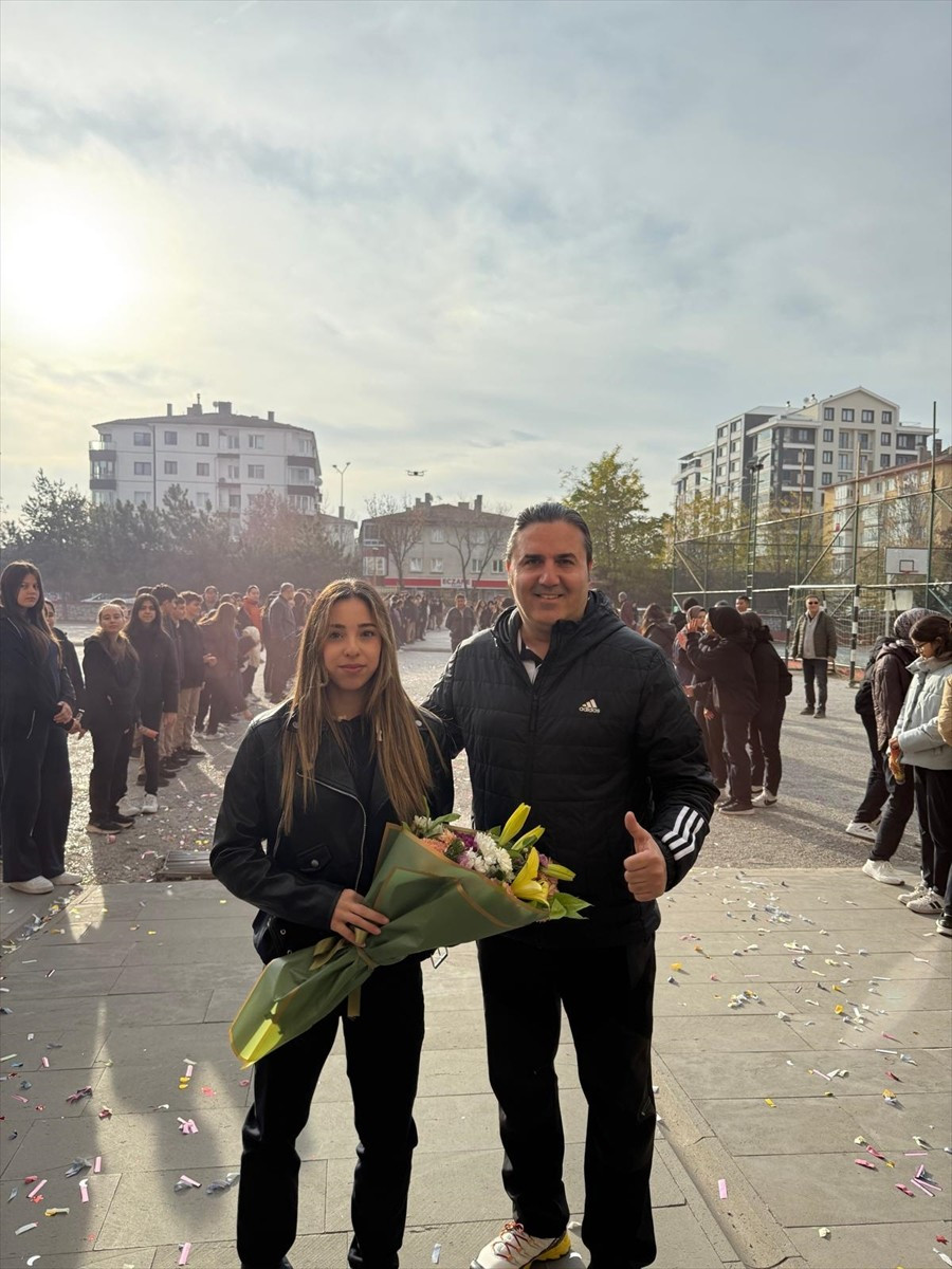 Gençler Dünya Trampolin Cimnastik Şampiyonası kadınlar senkron finalinde Tuba Bade Şahin ile...