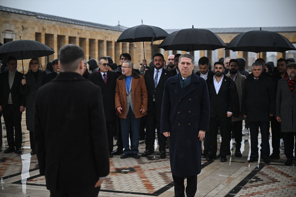 Gençlerbirliği Kulübü Başkanı Haydar Arda Çakmak ve yönetim kurulu üyeleri, Anıtkabir'i ziyaret...