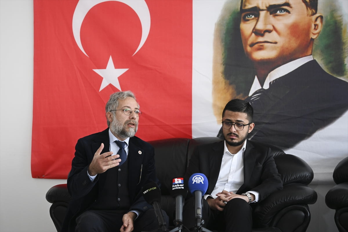 Gençlerbirliği Spor Kulübü Genel Sekreter Hakan Kaynar (solda) ve yeni basın sözcüsü Ertuğrul...