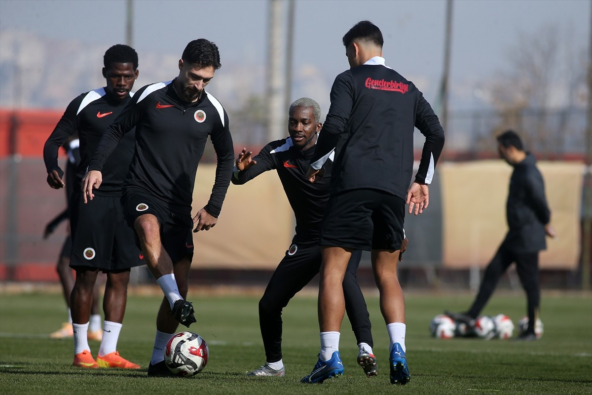 Gençlerbirliği, Trendyol Süper Lig'in 13. haftasında deplasmanda Galatasaray ile oynayacağı maçın...