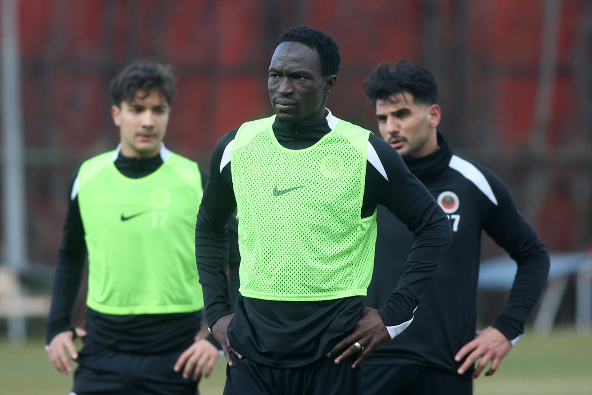 Gençlerbirliği'nin Suudi Arabistan'ın Al-Ula takımına kiralık gönderdiği Adama Traore (ortada)...