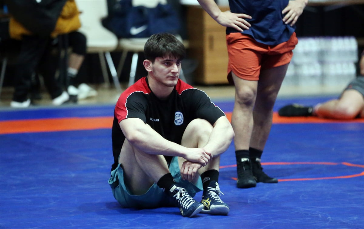 Gençlerde Avrupa şampiyonluğu ve 23 yaş altı dünya ikinciliği bulunan milli güreşçi İbrahim...