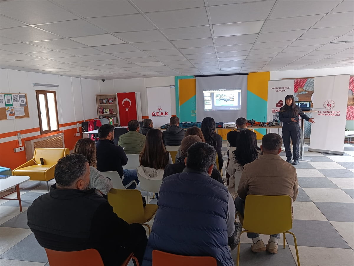 Gençlerin bilinç ve donanımını artırmaya yönelik hayata geçirilen "Afete Dirençli Gençlik Projesi"...