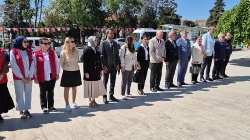 Gençlik haftası başladı: Caddeden geçen herkes İstiklal Marşı'na eşlik etti