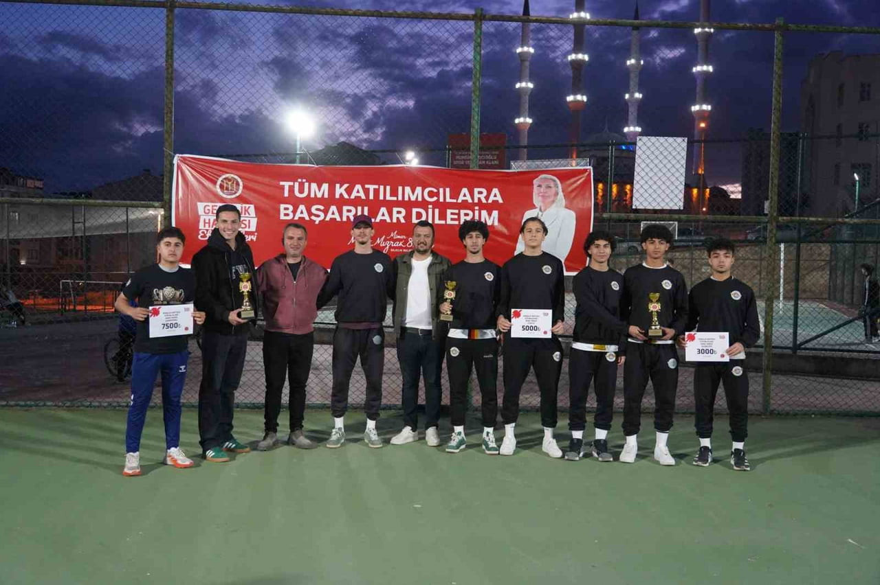 GENÇLİK TURNUVALARINDA DERECEYE GİRENLER ÖDÜLLERİNİ ALDI