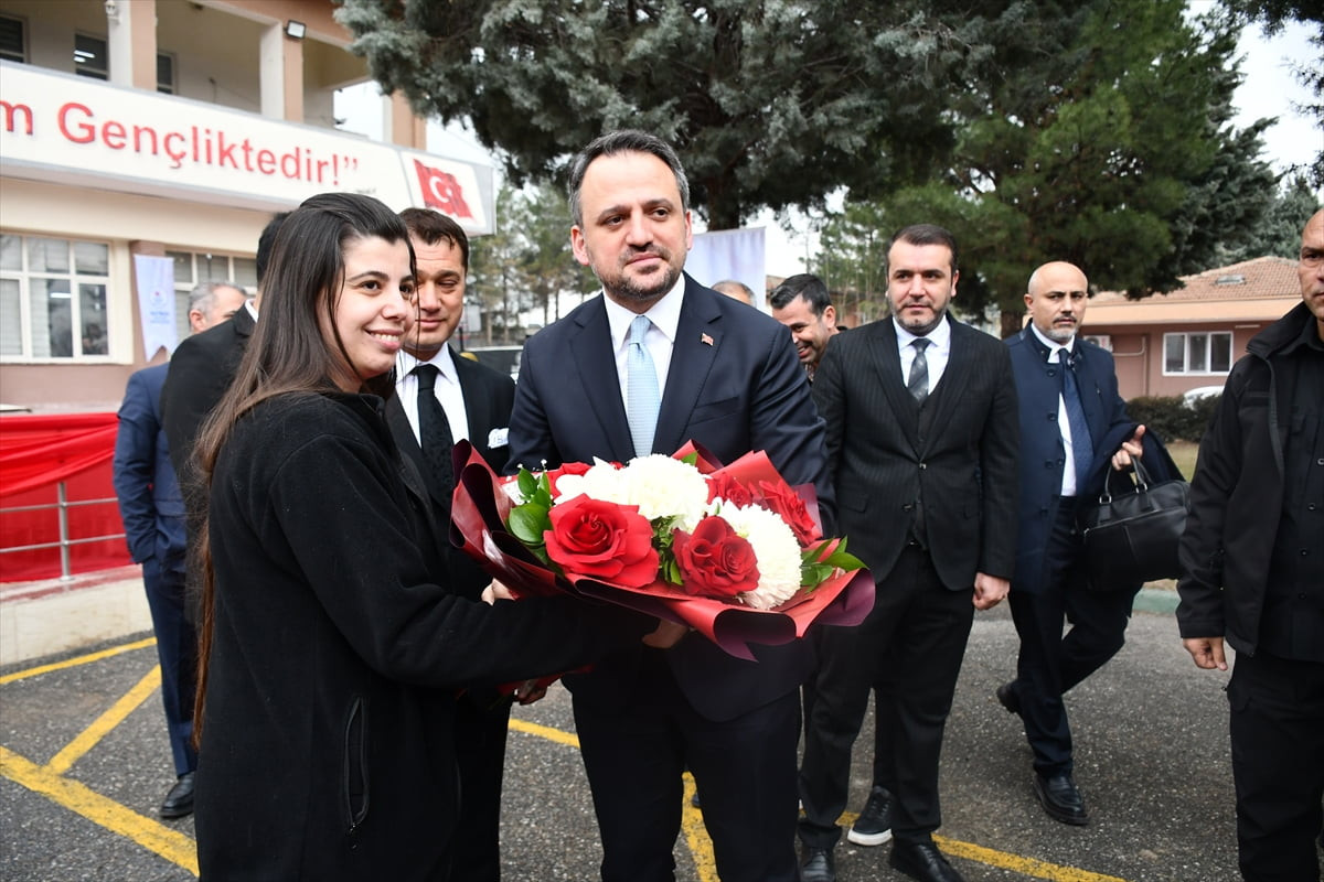 Gençlik ve Spor Bakan Yardımcısı Enes Eminoğlu, Batman'da gençlerle bir araya geldi. 