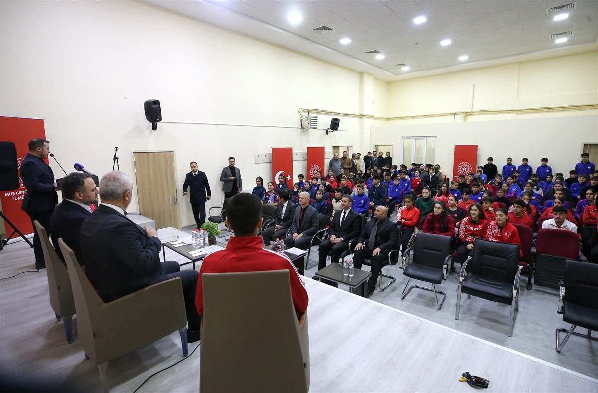 Gençlik ve Spor Bakan Yardımcısı Enes Eminoğlu, Muş Spor Lisesi salonunda düzenlenen söyleşide...