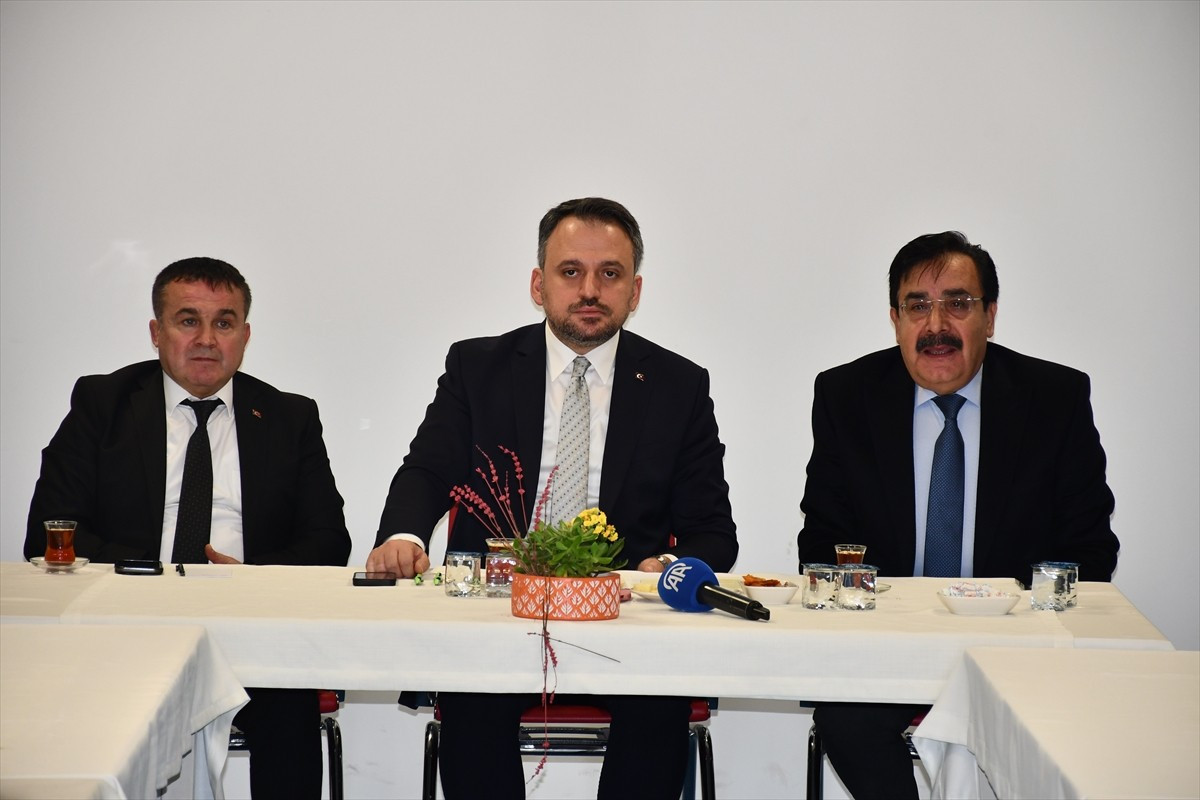 Gençlik ve Spor Bakan Yardımcısı Enes Eminoğlu (ortada), Bilecik Gençlik Merkezi'nde düzenlenen...