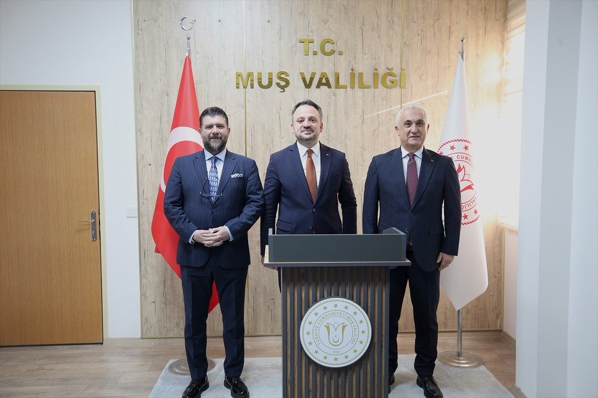 Gençlik ve Spor Bakan Yardımcısı Enes Eminoğlu (ortada), Muş'taki programları kapsamında Vali Avni...