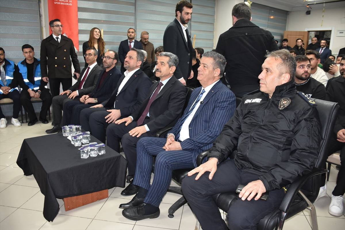 Gençlik ve Spor Bakan Yardımcısı Enes Eminoğlu, programları kapsamında geldiği Şırnak'ta Gençlik...