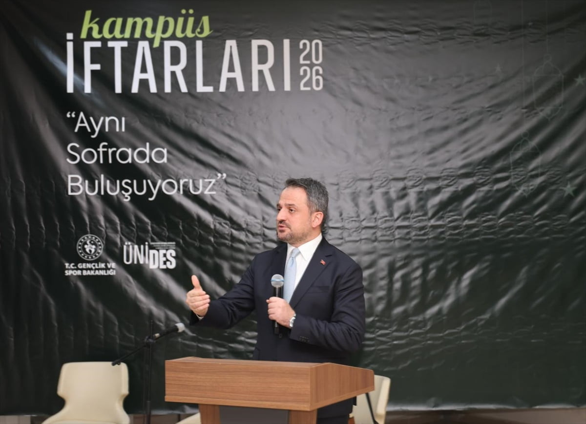 Gençlik ve Spor Bakan Yardımcısı Enes Eminoğlu, Siirt'te gençlerle iftar programında bir araya...