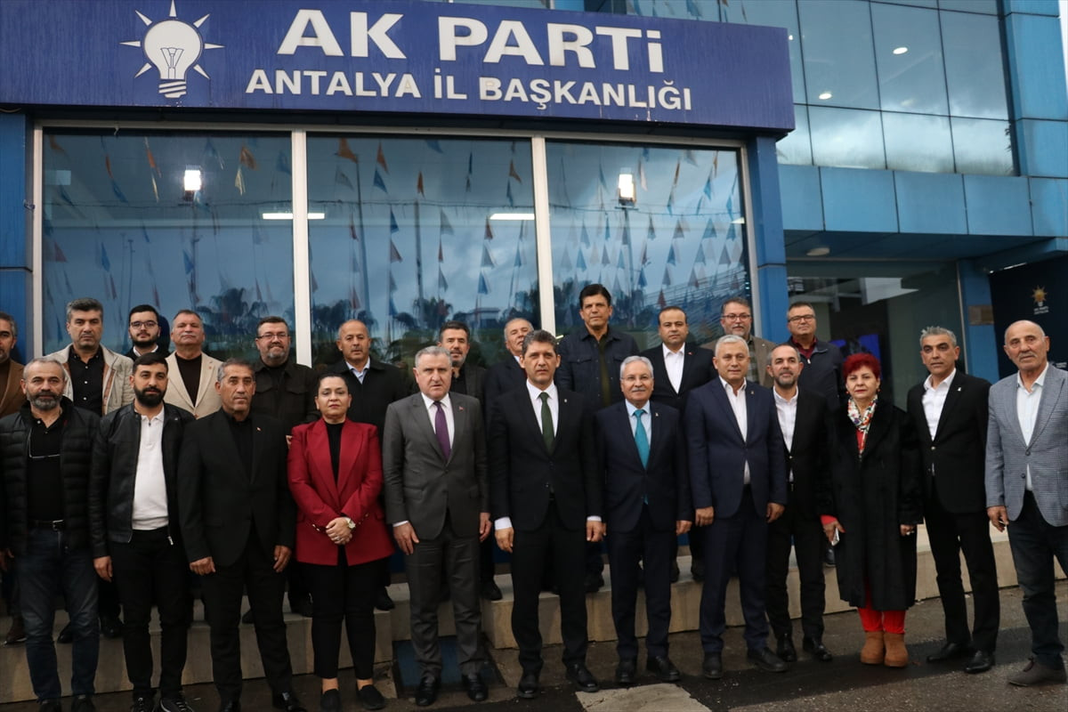 Gençlik ve Spor Bakanı Osman Aşkın Bak, AK Parti Antalya İl Başkanlığına ziyaret gerçekleştirdi....