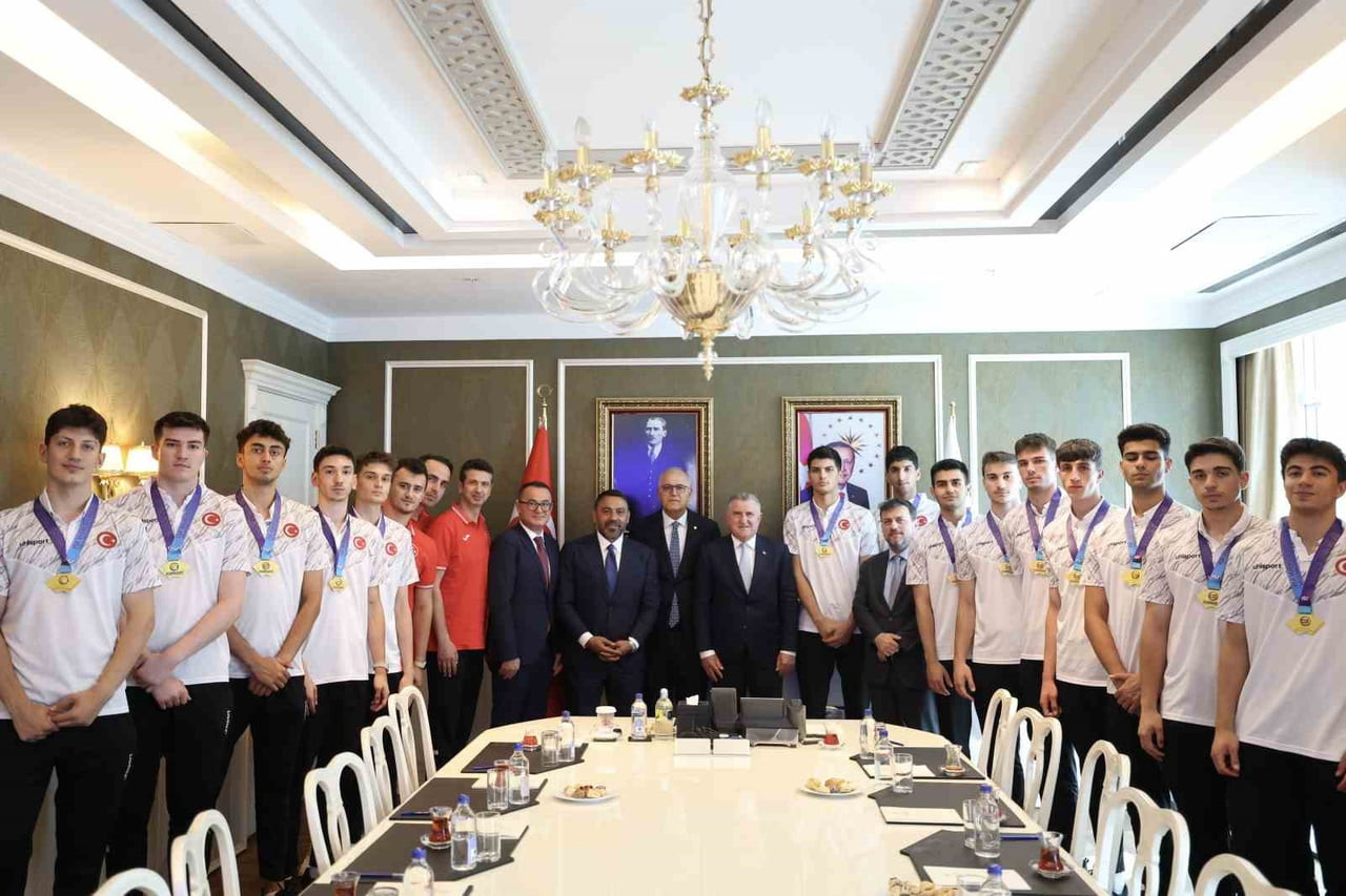 GENÇLİK VE SPOR BAKANI OSMAN AŞKIN BAK, ÇİN’DE DÜZENLENEN 2026 ISF DÜNYA LİSELER ARASI VOLEYBOL...