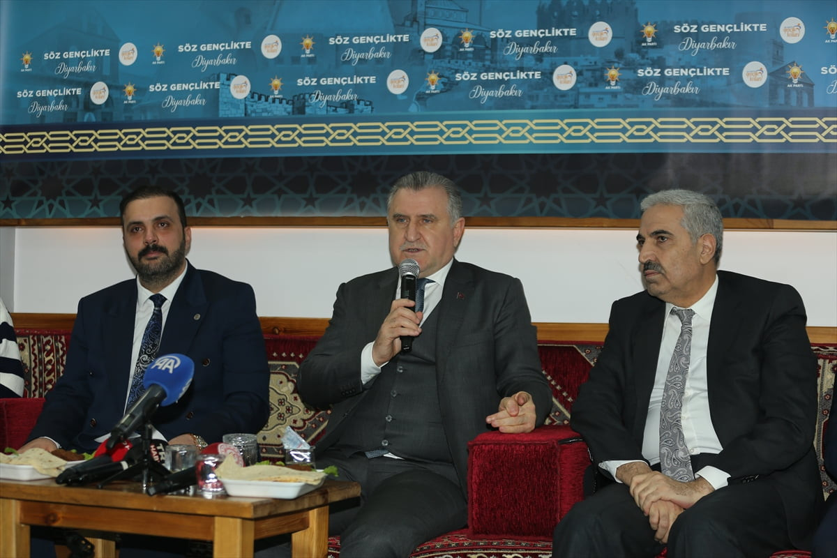 Gençlik ve Spor Bakanı Osman Aşkın Bak, Diyarbakır'daki temasları kapsamında AK Parti Gençlik...
