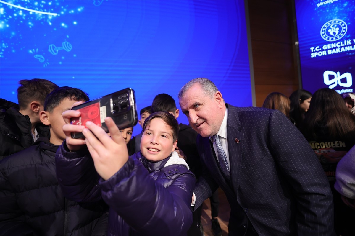 Gençlik ve Spor Bakanı Osman Aşkın Bak, dünya gönüllüler günü kapsamında "Şampiyonların...