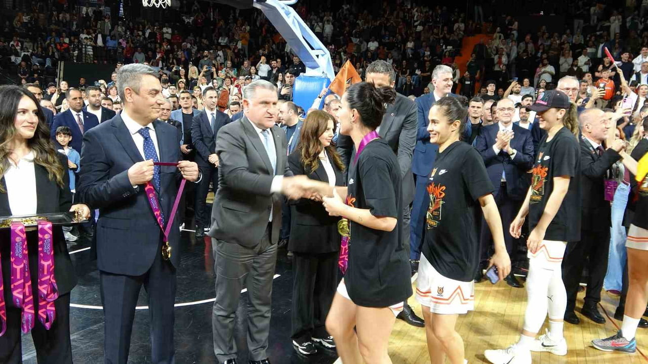 GENÇLİK VE SPOR BAKANI OSMAN AŞKIN BAK, FIBA KADINLAR AVRUPA KUPASI FİNALİNDE ÇİMSA ÇBK MERSİN İLE...