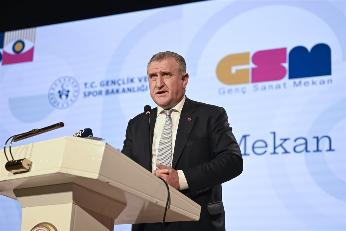 Gençlik ve Spor Bakanı Osman Aşkın Bak, genç sanatçıların üretimlerini desteklemek...