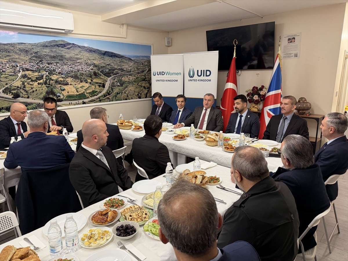 Gençlik ve Spor Bakanı Osman Aşkın Bak, İngiltere'nin başkenti Londra'da sivil toplum kuruluşu...