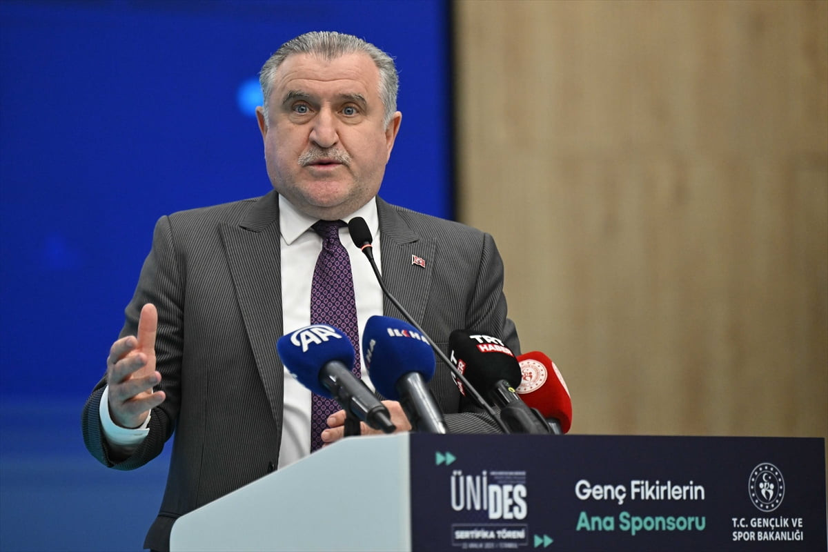 Gençlik ve Spor Bakanı Osman Aşkın Bak, İstanbul ilindeki 182 öğrenci topluluğunun...