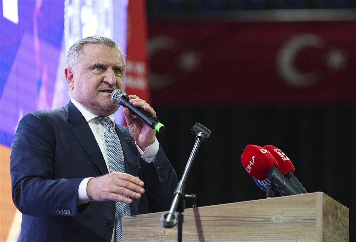 Gençlik ve Spor Bakanı Osman Aşkın Bak, İzmir'de Halkapınar Spor Salonu'nda gerçekleştirilen...