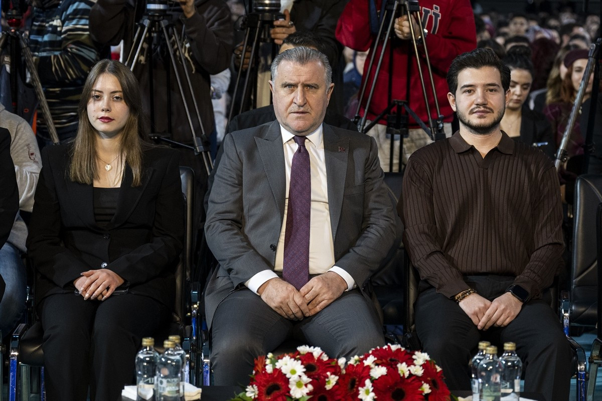 Gençlik ve Spor Bakanı Osman Aşkın Bak (ortada), 10 ilden 2 bin gencin yer aldığı Üniversite...