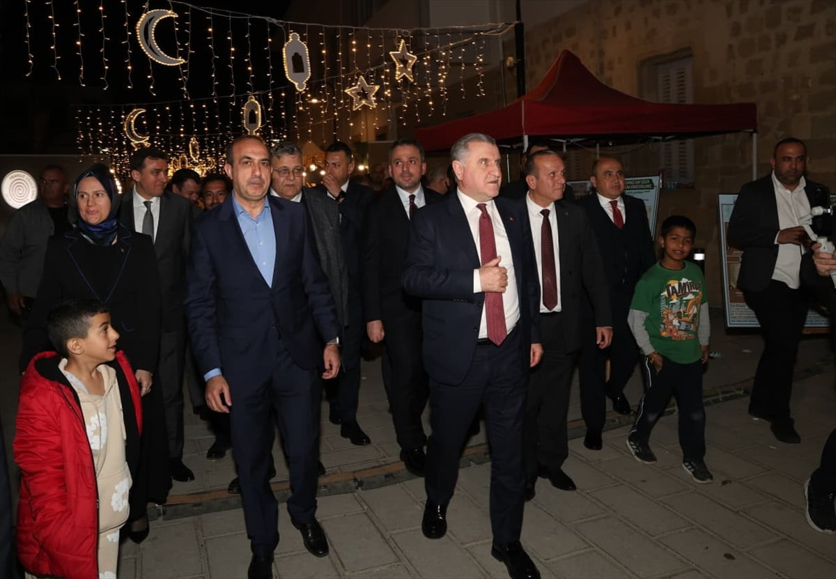 Gençlik ve Spor Bakanı Osman Aşkın Bak (ortada), Kuzey Kıbrıs Türk Cumhuriyeti'nin (KKTC) başkenti...