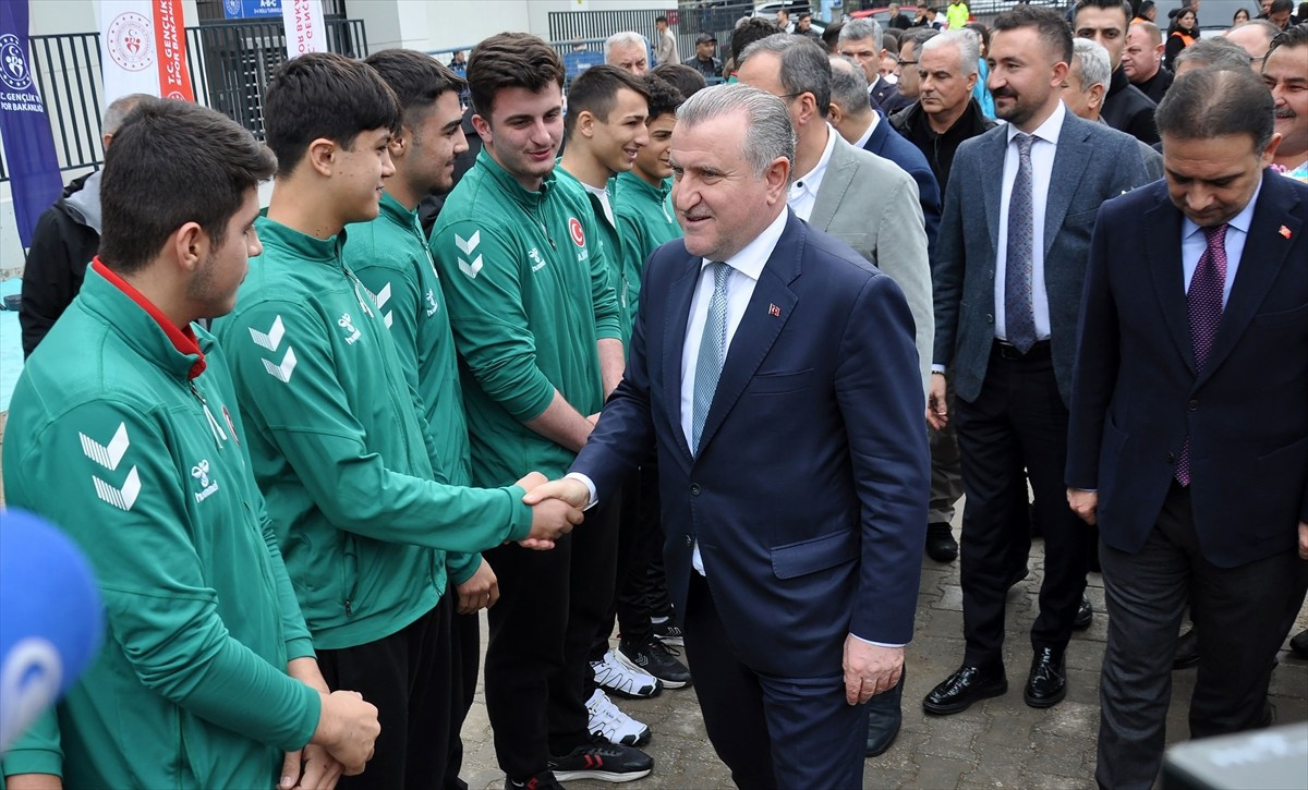 Gençlik ve Spor Bakanı Osman Aşkın Bak (ortada), Manisa'nın Soma ilçesinde yapımı tamamlanan Nazım...