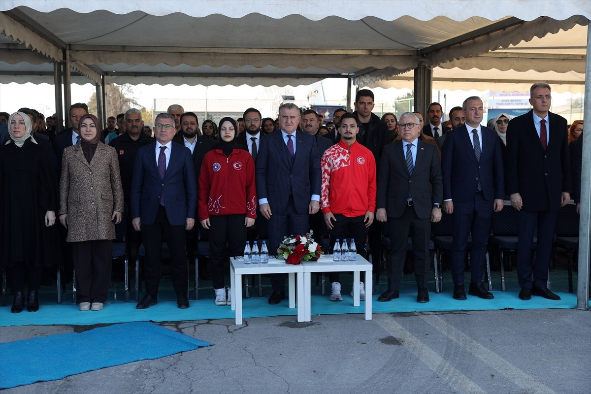Gençlik ve Spor Bakanı Osman Aşkın Bak (ortada), Sivas 4 Eylül Spor Vadisi'nde düzenlenen Gençlik...